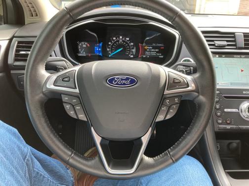 Photo 5 of 16 of 2017 Ford Fusion Titanium